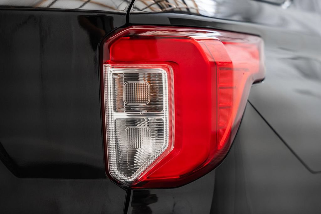 Used 2022 Ford Explorer XLT w/ Equipment Group 202A AWD/4WD image 8