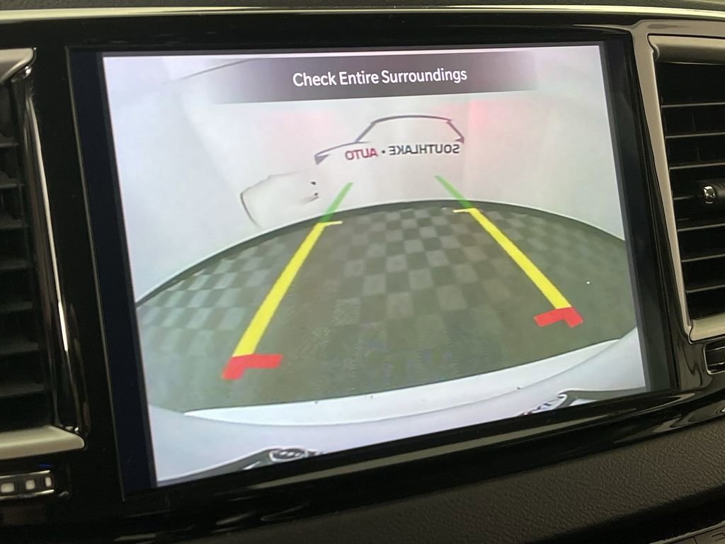 Used 2023 Chrysler Pacifica Touring-L image 17