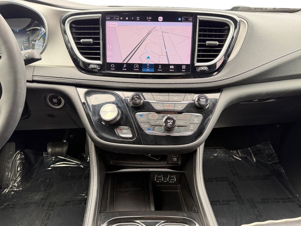 Used 2023 Chrysler Pacifica Limited w/ Uconnect Theater Family Group FWD image 12