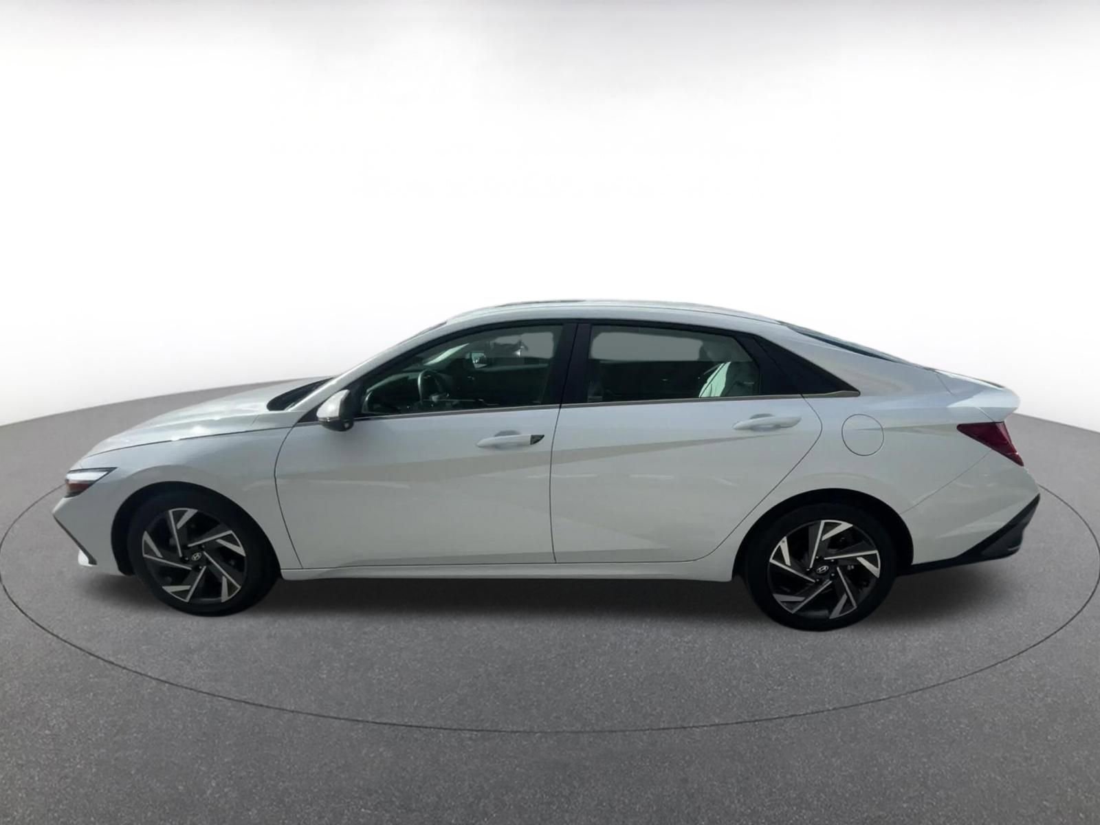 Used 2025 Hyundai Elantra Limited FWD image 9
