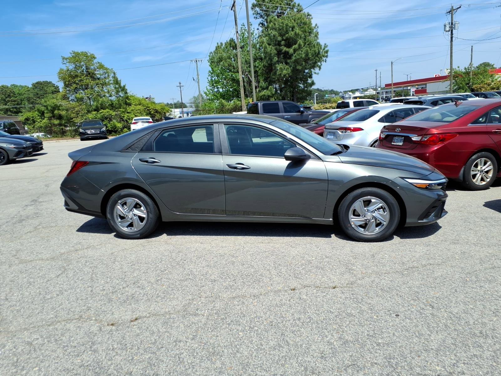 New 2026 Hyundai Elantra SE FWD image 2