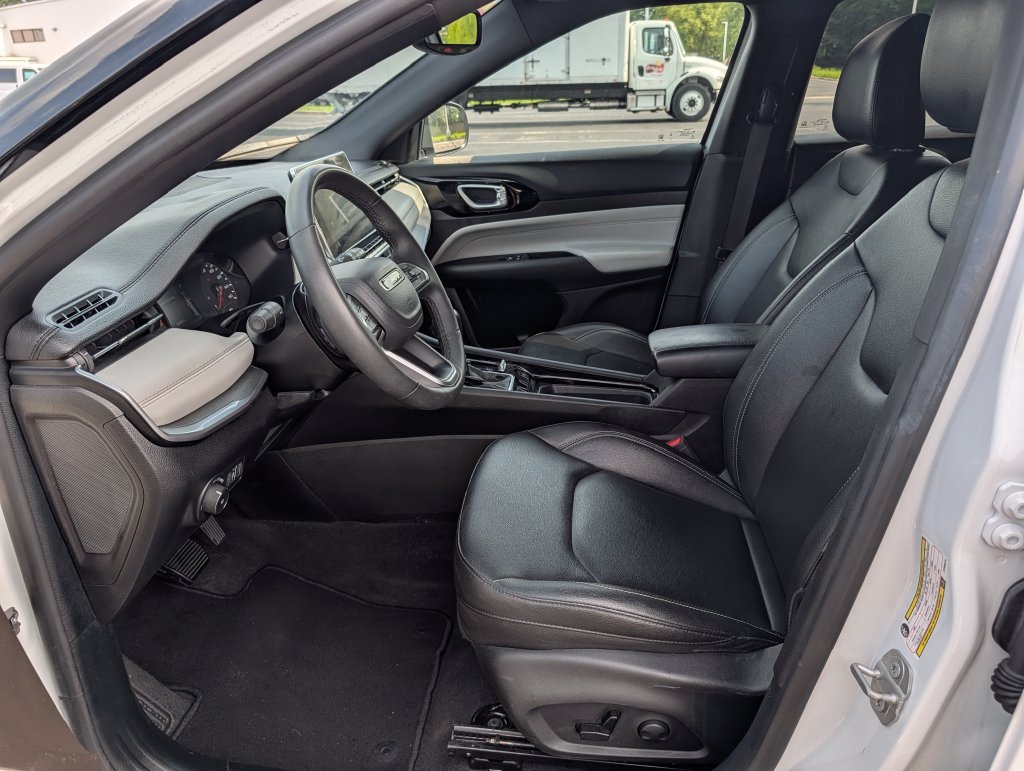 Used 2025 Jeep Compass Limited AWD/4WD image 15
