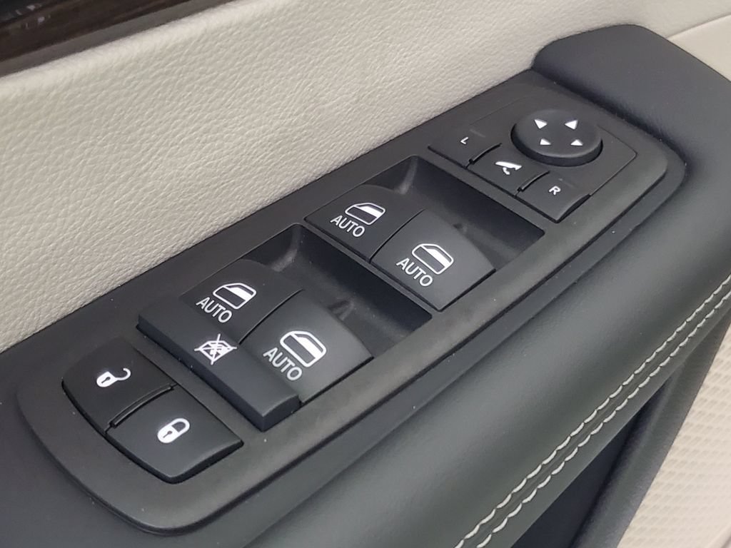 Used 2024 Chrysler Pacifica Limited AWD/4WD image 9