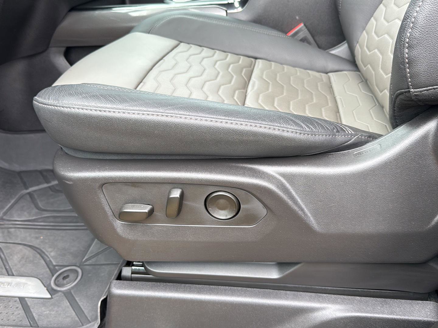 Used 2024 Chevrolet Silverado 2500 ZR2 w/ Technology Package image 27