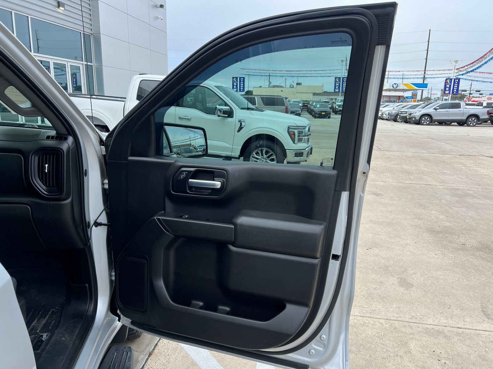 Used 2019 Chevrolet Silverado 1500 Custom w/ Custom Convenience Package AWD/4WD image 16