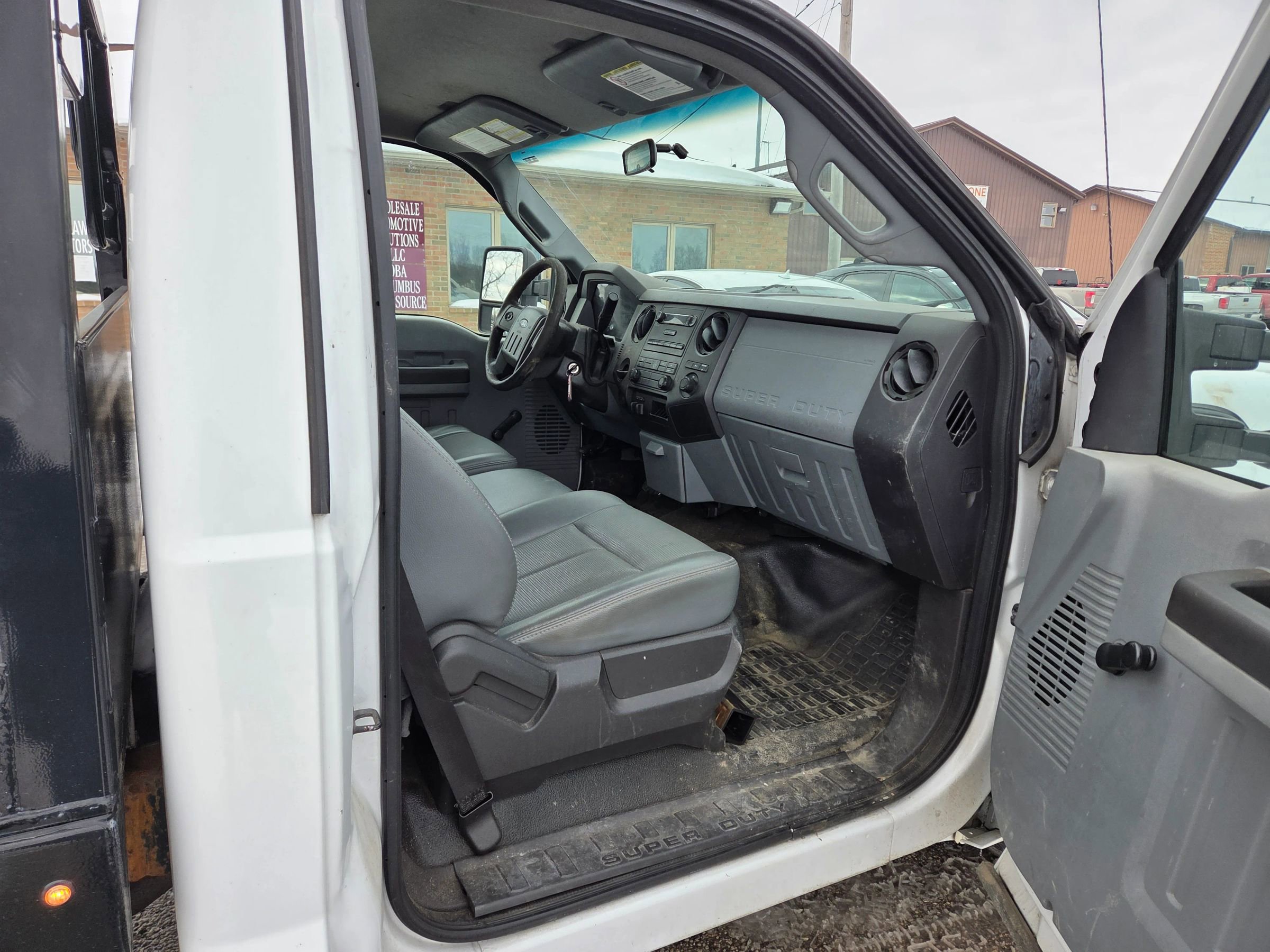 Used 2011 Ford F350 XL w/ Camper Pkg image 15