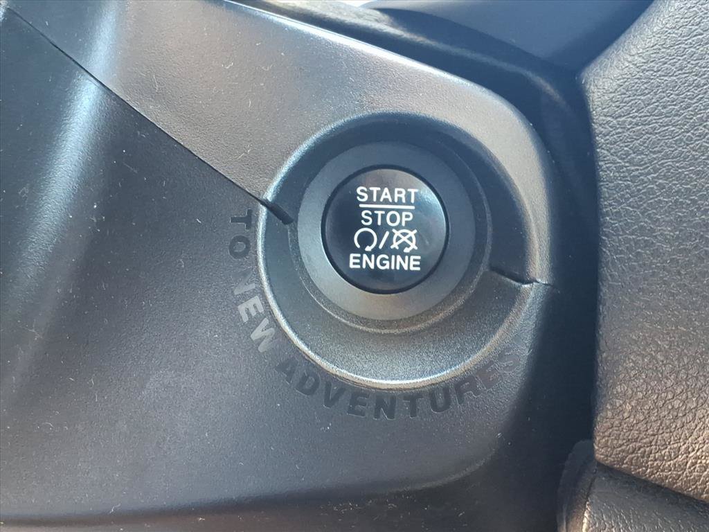 Used 2016 Jeep Renegade Latitude AWD/4WD image 10