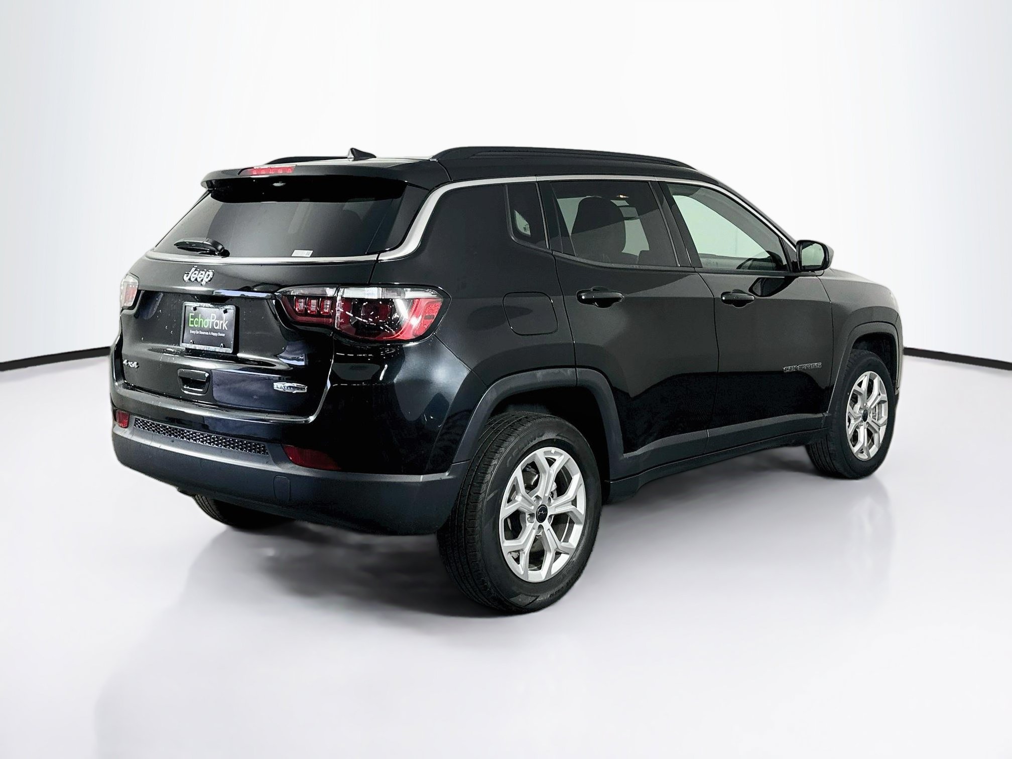 Used 2025 Jeep Compass Latitude AWD/4WD image 9