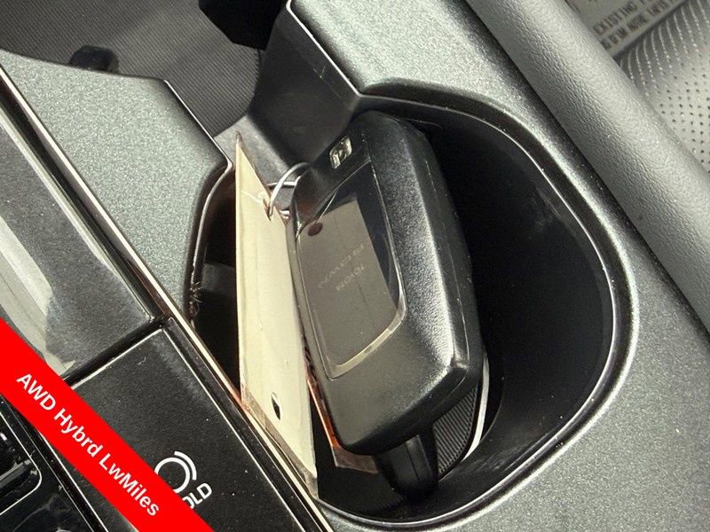 Used 2025 Toyota Crown Platinum AWD/4WD image 30
