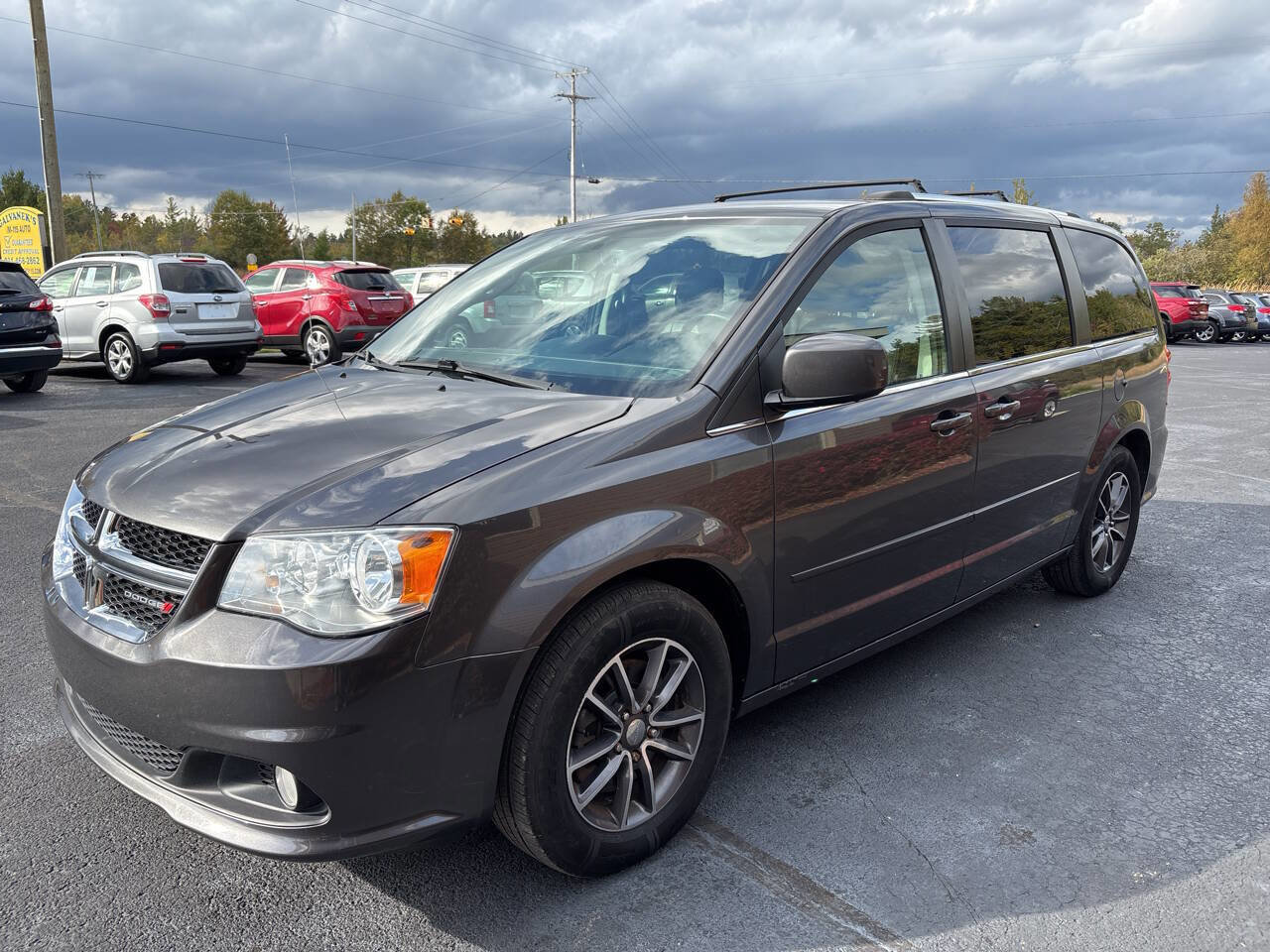 Used 2017 Dodge Grand Caravan SXT image 3