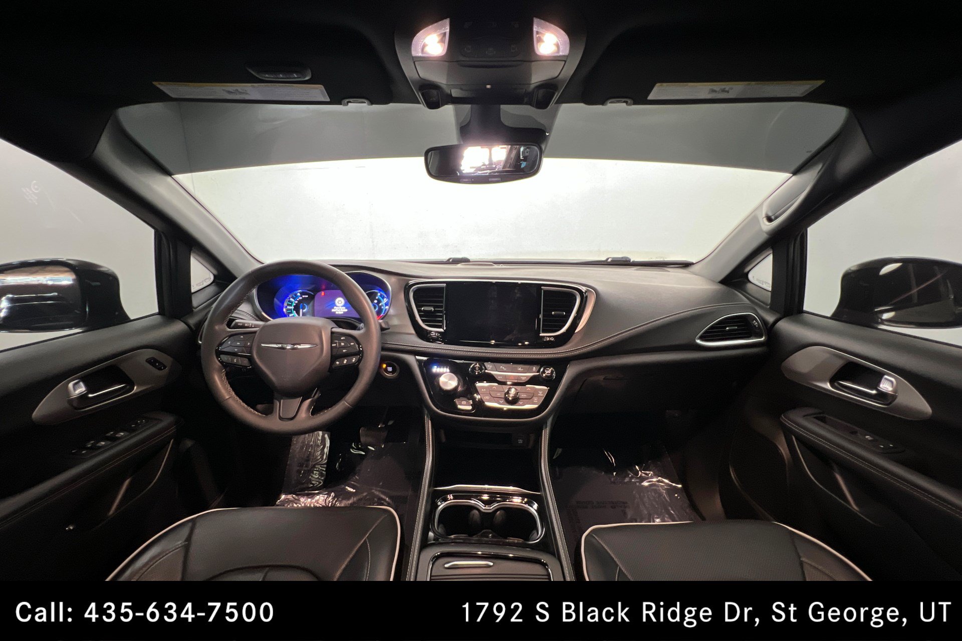 Used 2023 Chrysler Pacifica Limited w/ Uconnect Theater Family Group FWD image 9