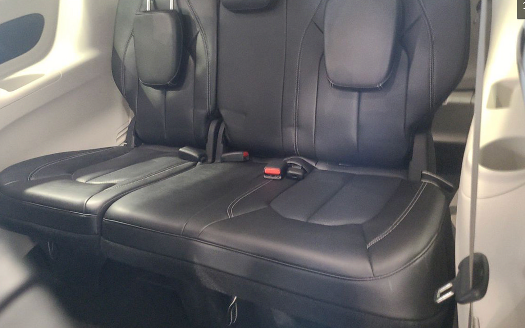 Used 2023 Chrysler Pacifica Touring-L AWD/4WD image 8