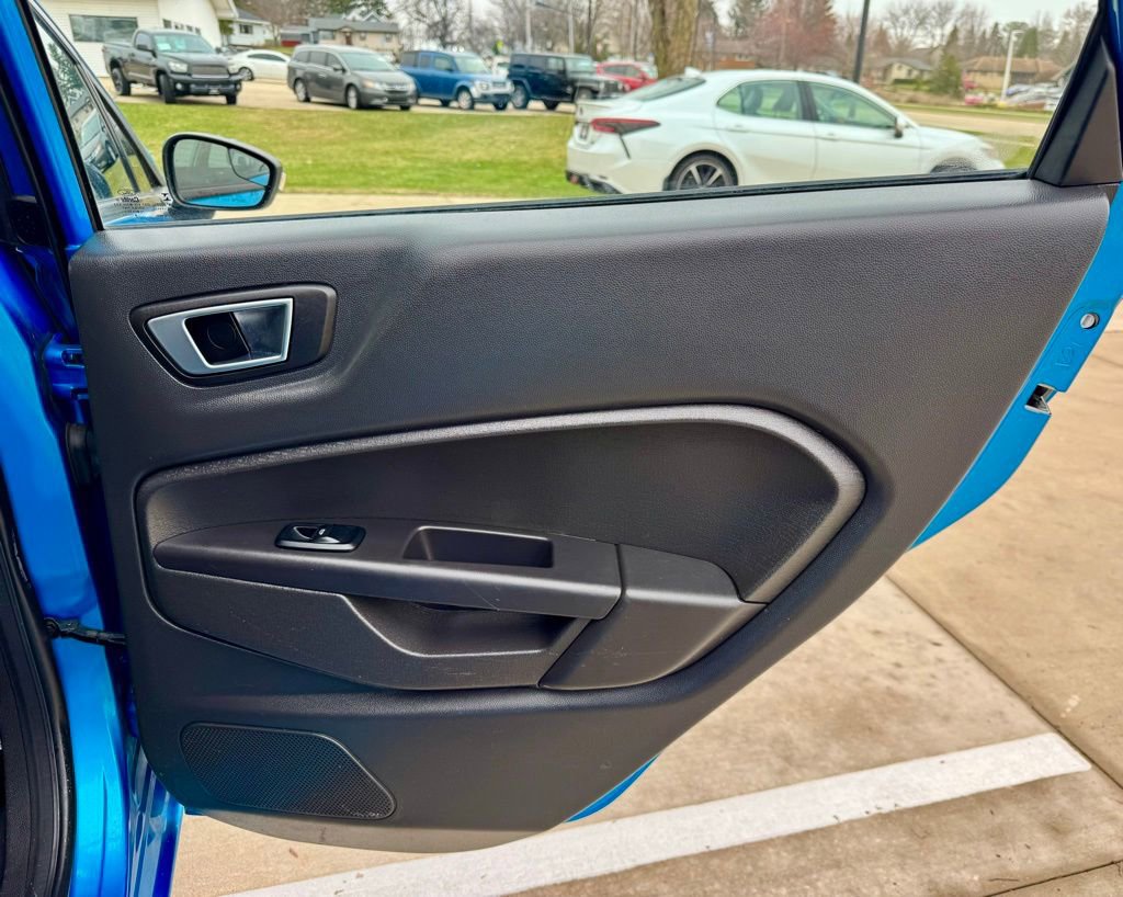 Used 2015 Ford Fiesta SE image 9
