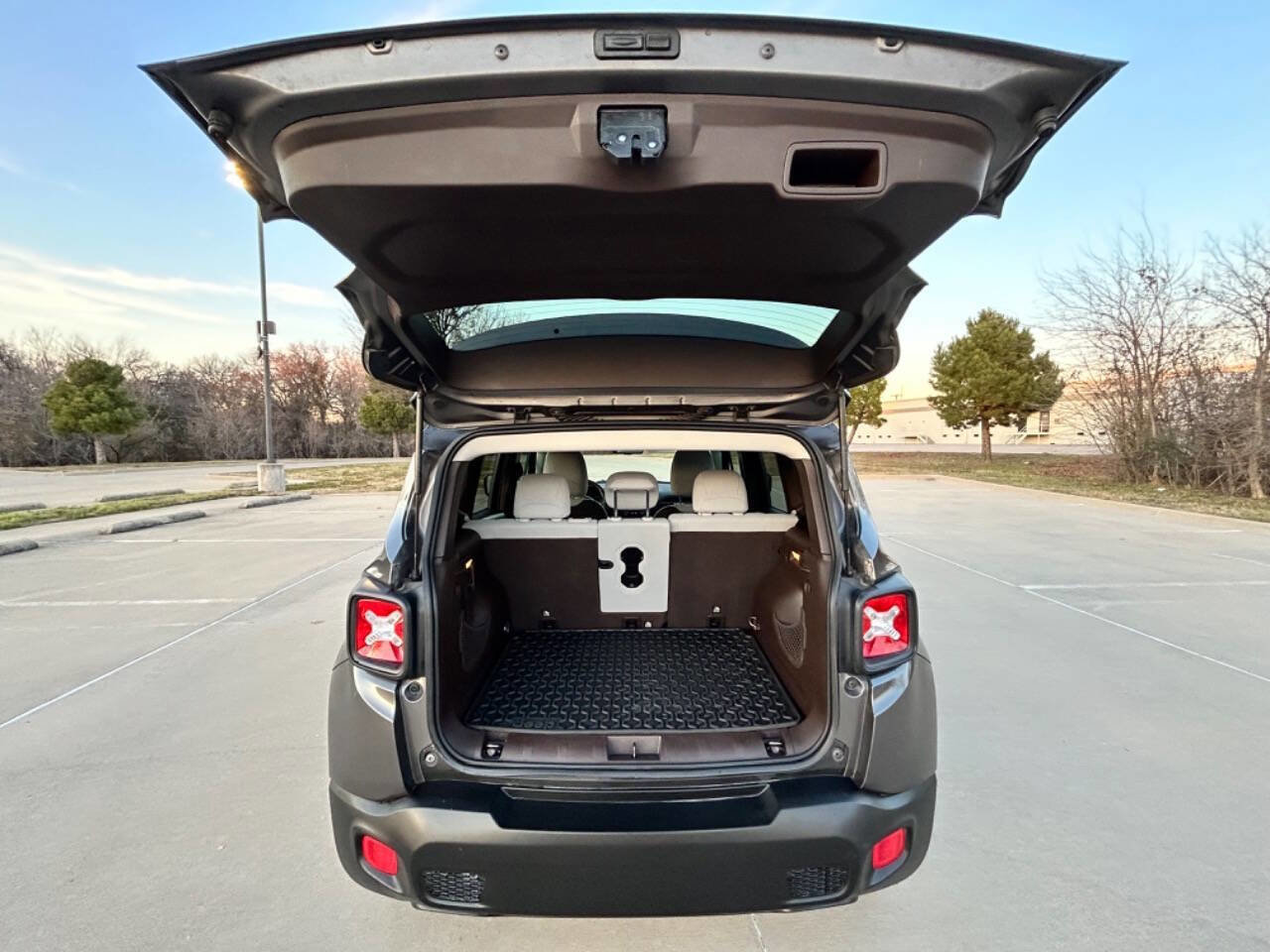Used 2016 Jeep Renegade Latitude w/ Popular Equipment Group FWD image 9