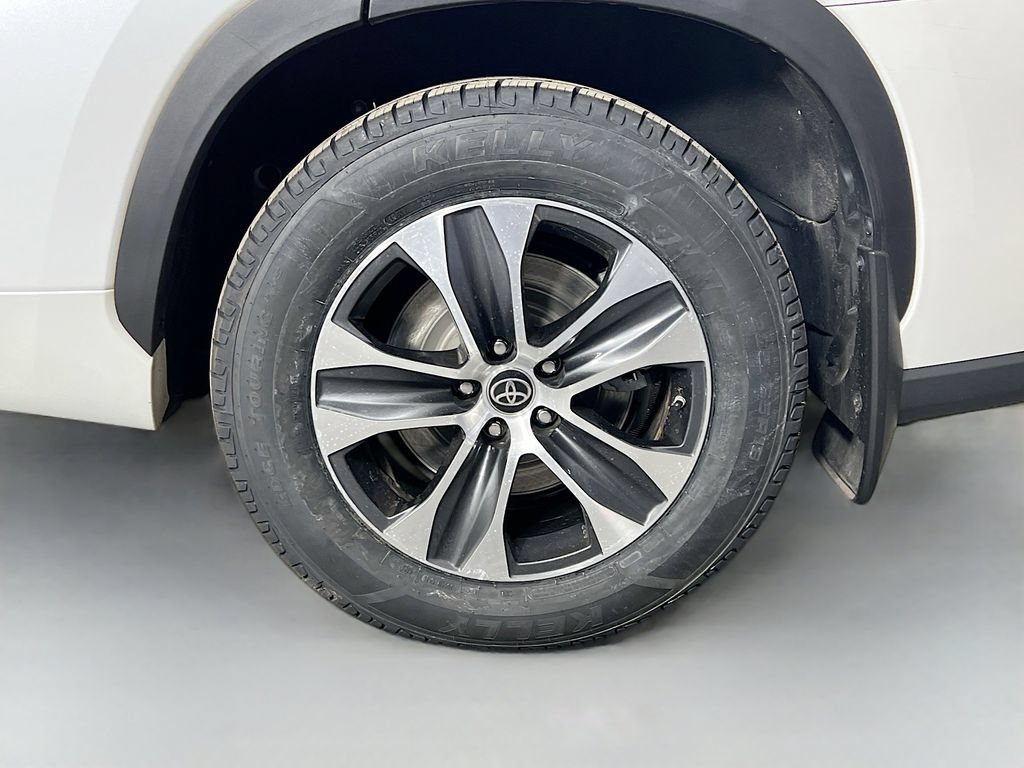 Used 2023 Toyota Highlander XLE AWD/4WD image 32