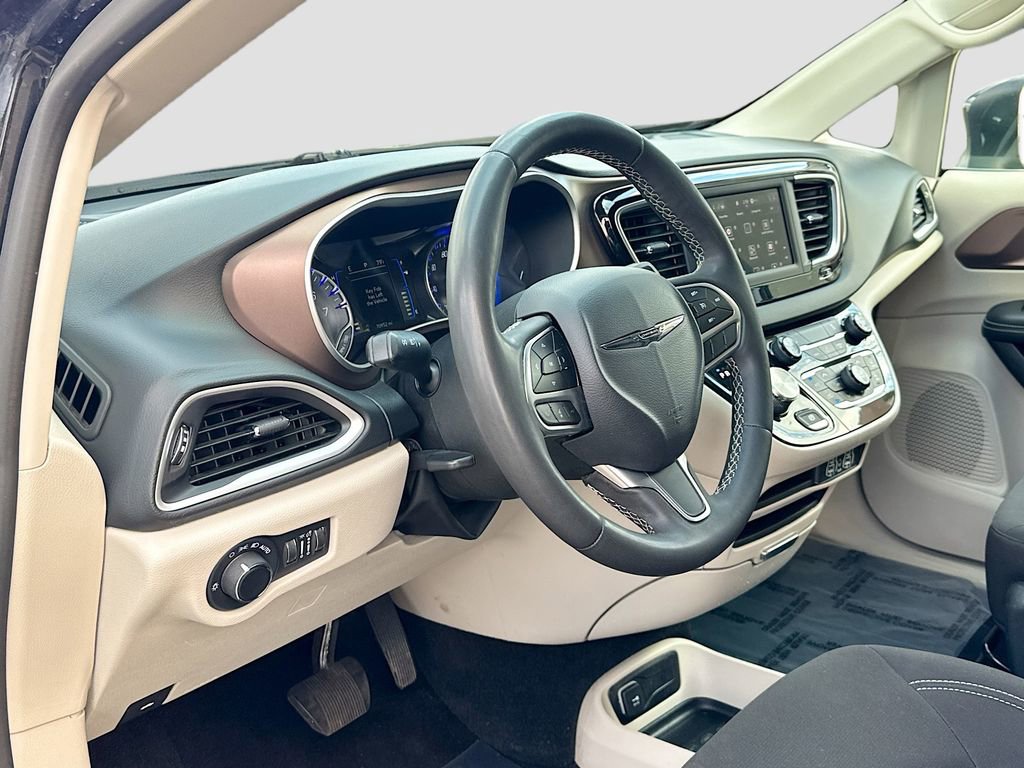 Used 2023 Chrysler Voyager LX image 20