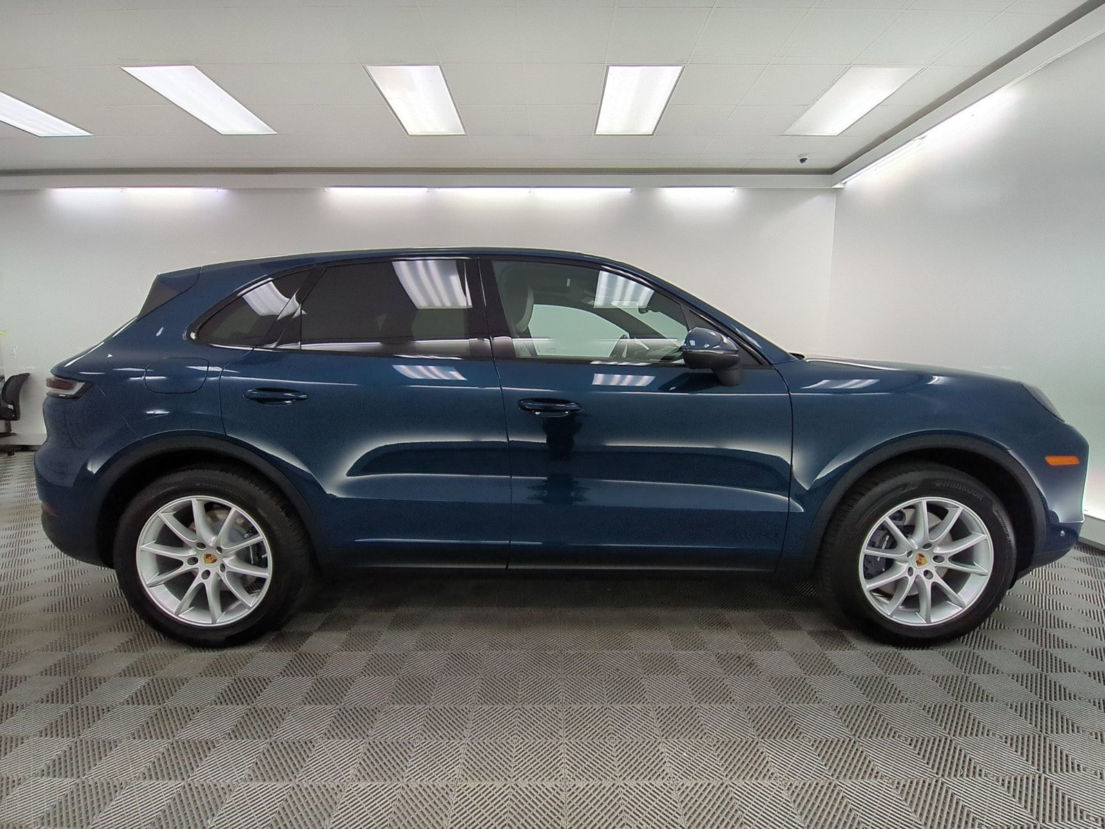 Certified 2025 Porsche Cayenne AWD/4WD image 8