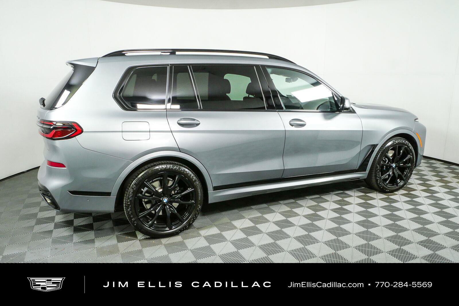 Used 2024 BMW X7 xDrive40i w/ M Sport Package AWD/4WD image 2