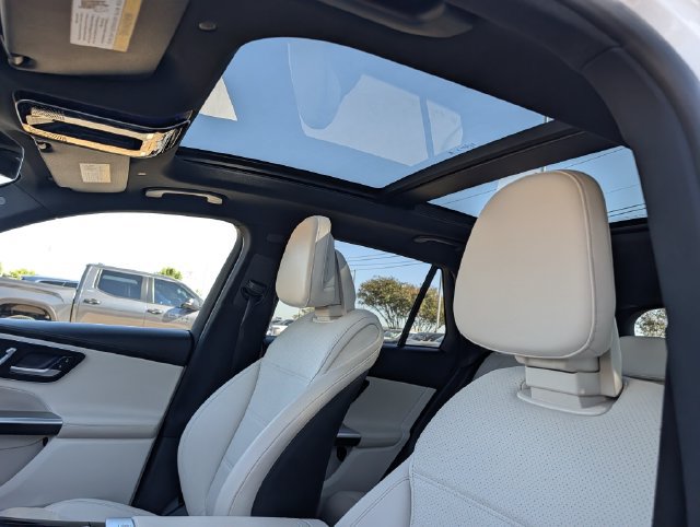 Used 2025 Mercedes-Benz GLC 300 4MATIC image 23