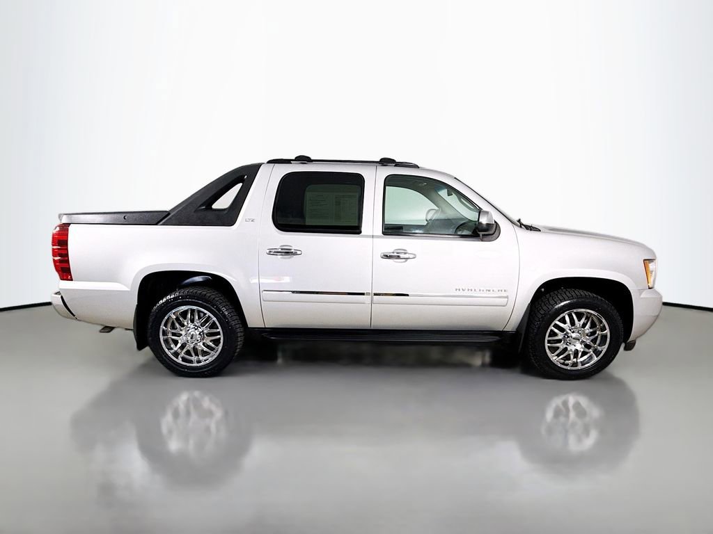 Used 2011 Chevrolet Avalanche LTZ image 9