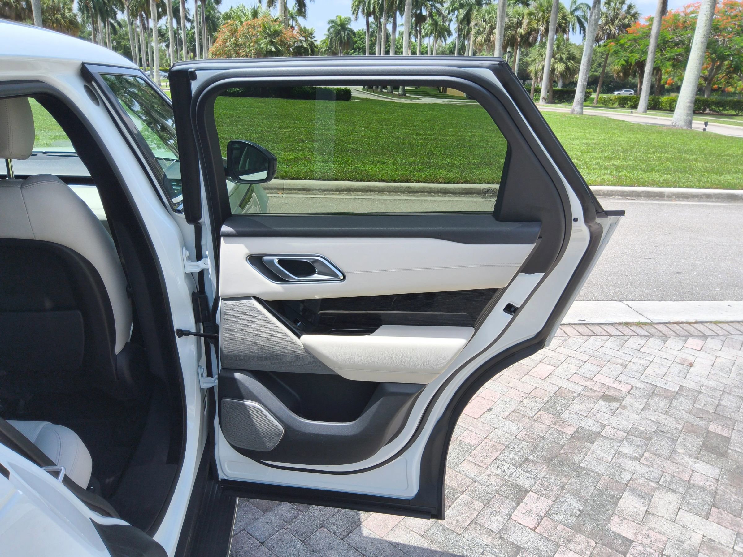 Used 2019 Land Rover Range Rover Velar R-Dynamic SE image 29