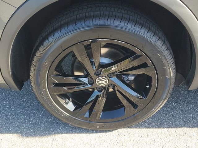 Certified 2023 Volkswagen Tiguan SE R-Line FWD image 3