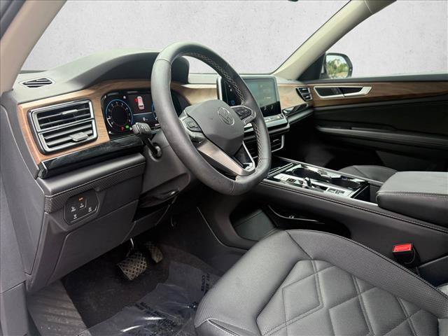 Used 2024 Volkswagen Atlas SE w/ Black Wheel Package FWD image 16