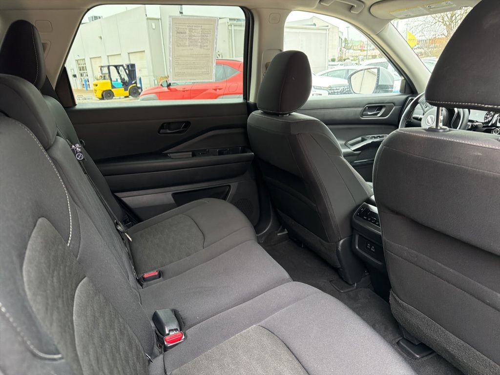 Used 2024 Nissan Pathfinder SV FWD image 13
