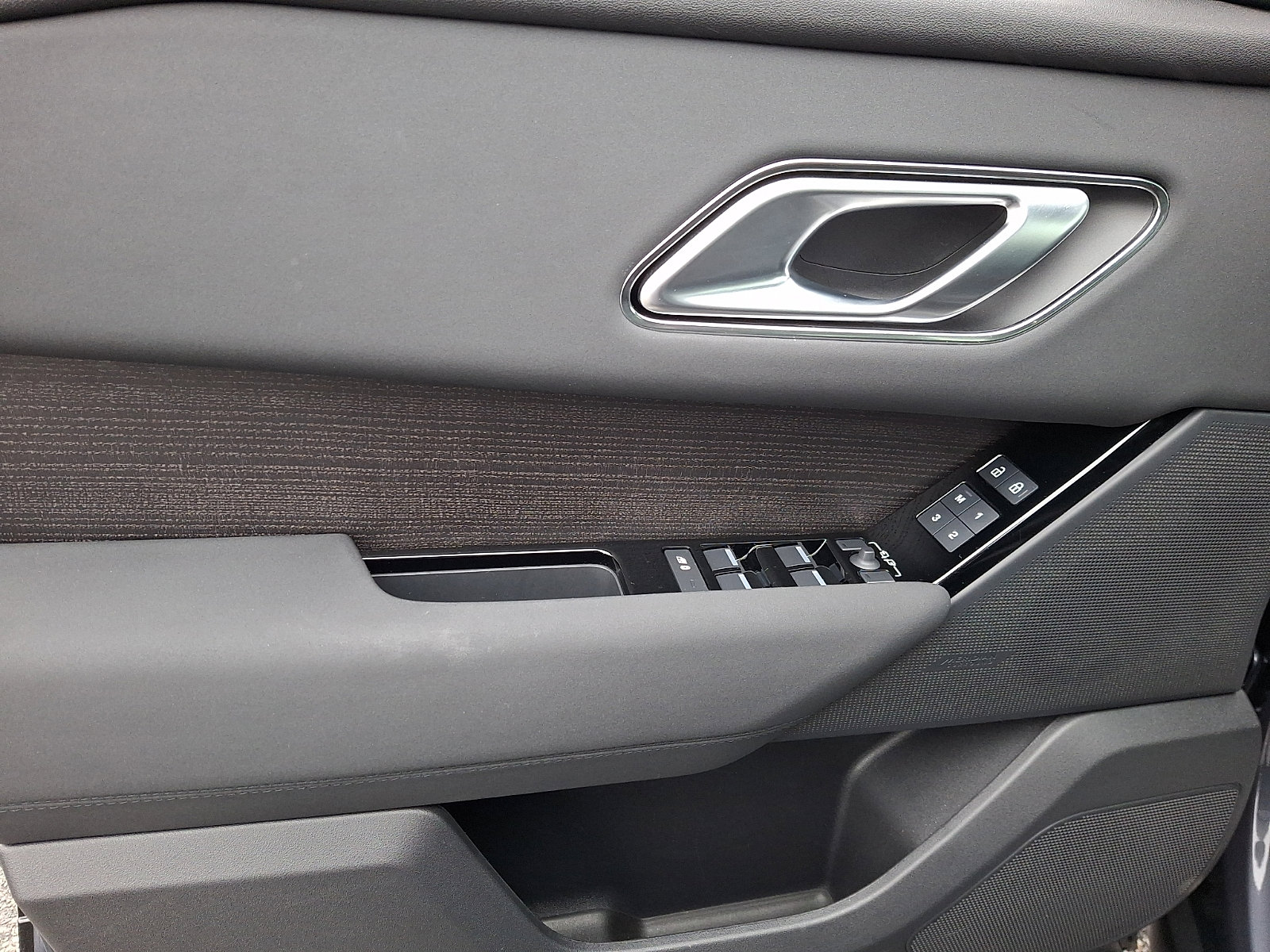 Used 2025 Land Rover Range Rover Velar Dynamic SE image 11