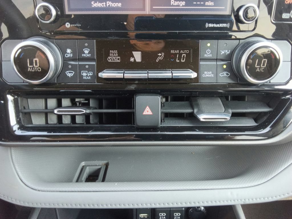 Used 2021 Toyota Highlander L FWD image 28