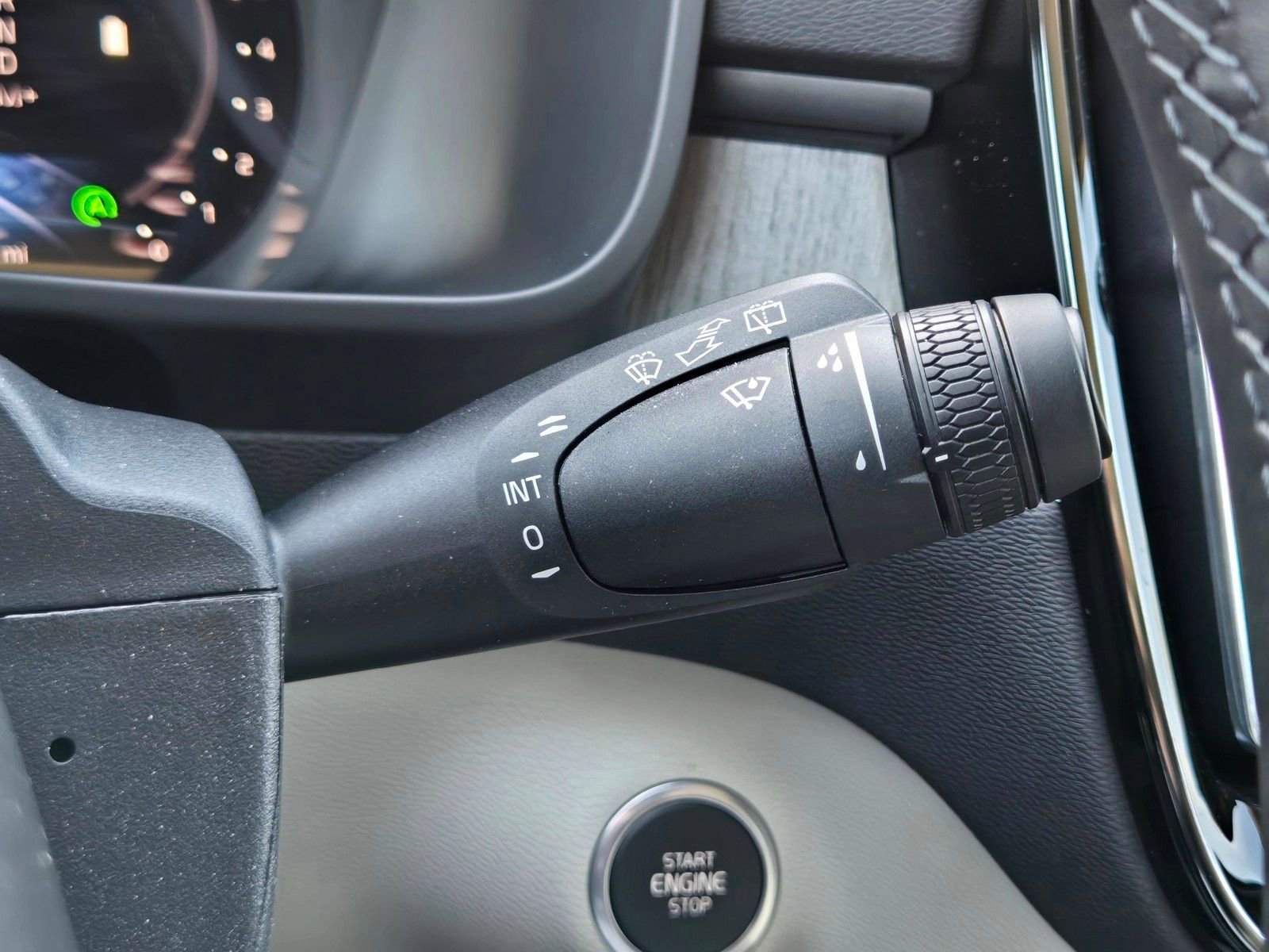 Certified 2025 Volvo XC40 B5 Plus image 20