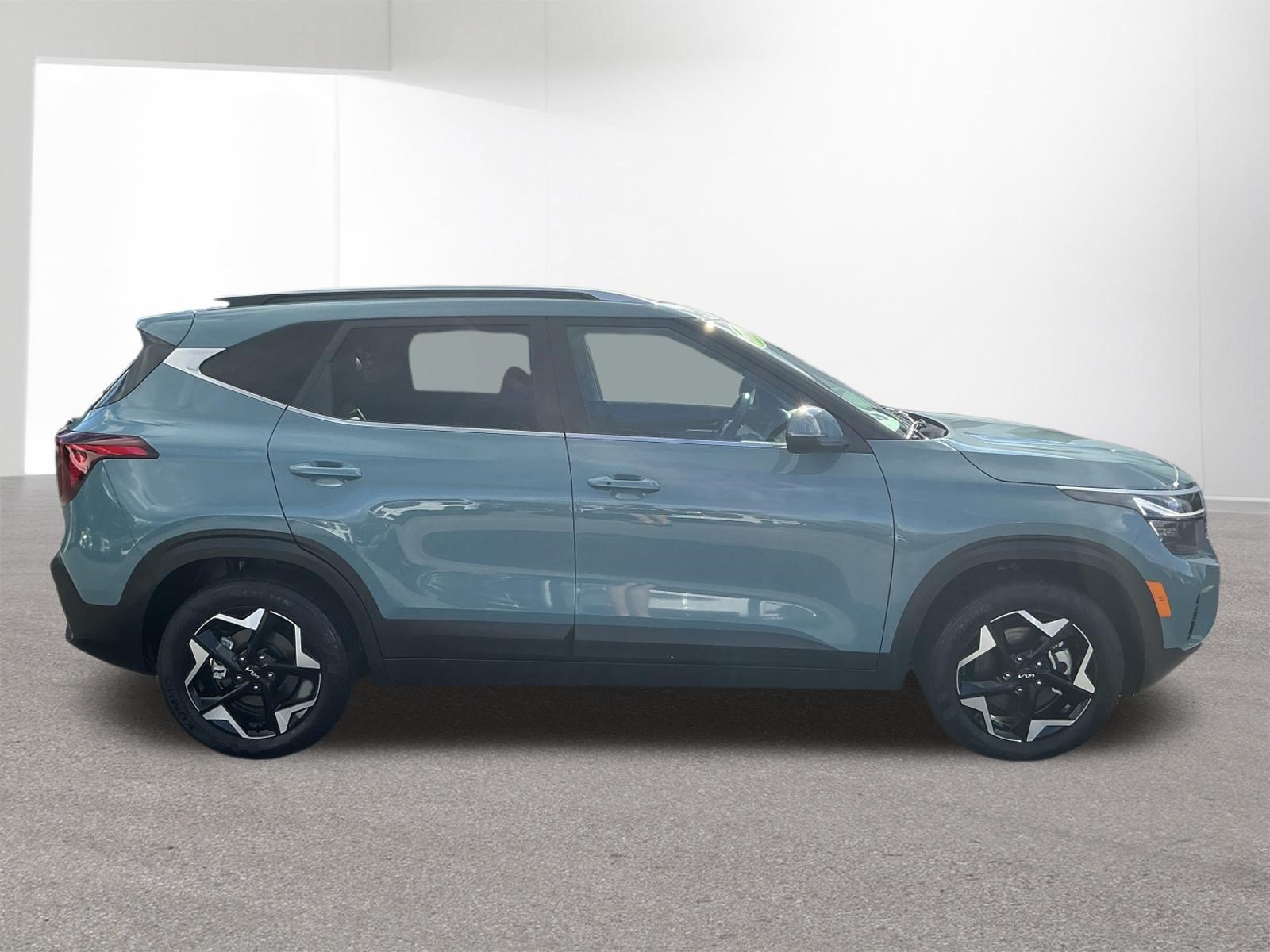 Used 2024 Kia Seltos EX AWD/4WD image 2