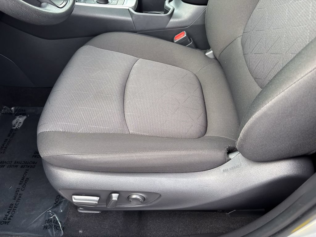 Used 2025 Toyota RAV4 XLE AWD/4WD image 19