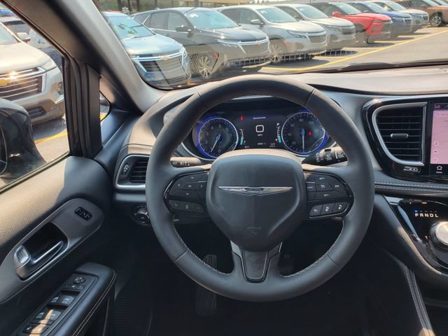 Used 2025 Chrysler Pacifica Limited FWD image 21
