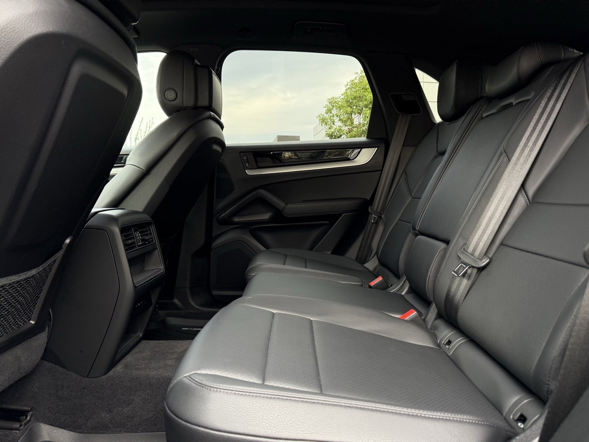 Certified 2024 Porsche Cayenne image 29