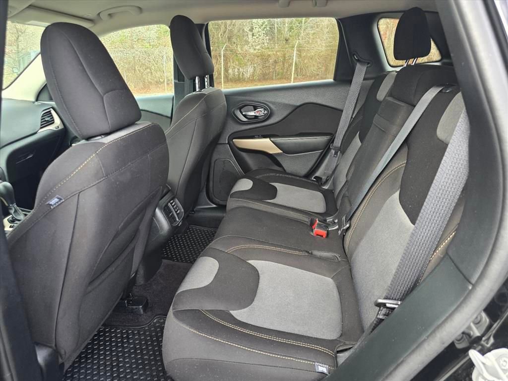 Used 2018 Jeep Cherokee Latitude w/ Altitude Package image 12