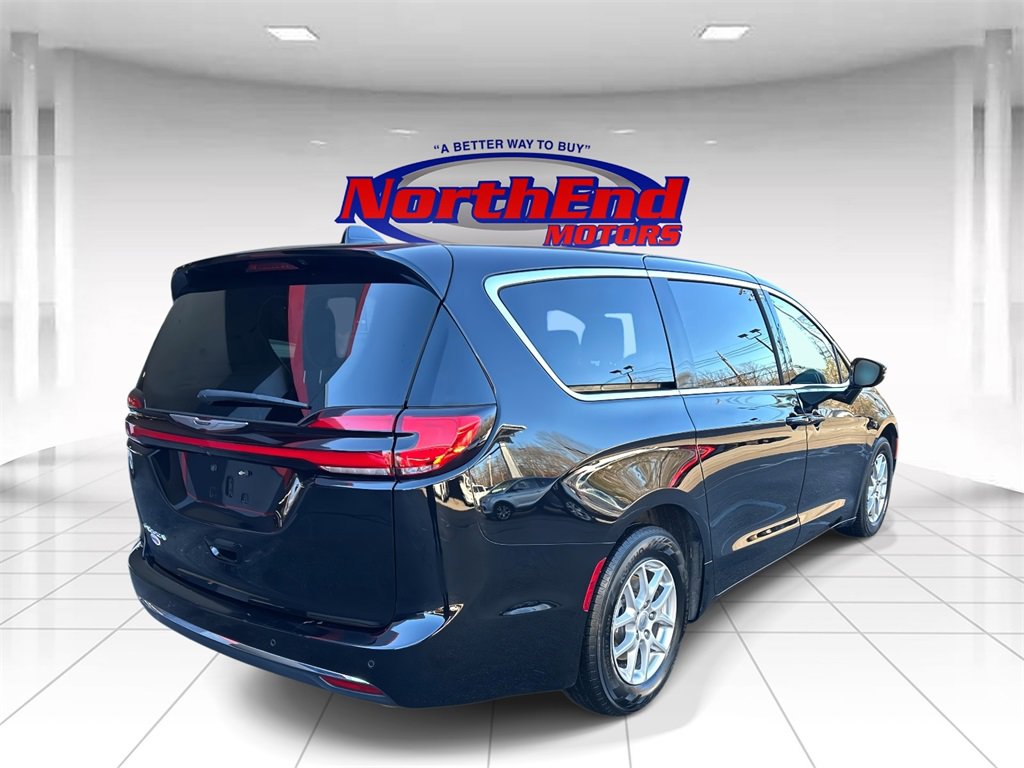 Used 2024 Chrysler Pacifica Touring-L image 3