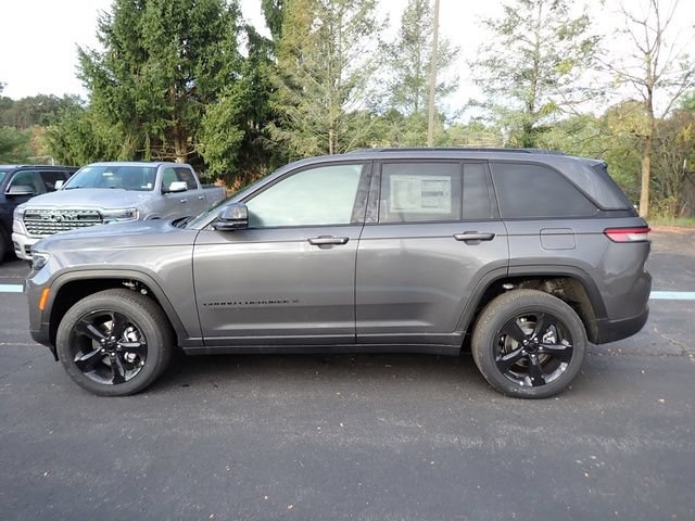 New 2025 Jeep Grand Cherokee Altitude AWD/4WD image 2