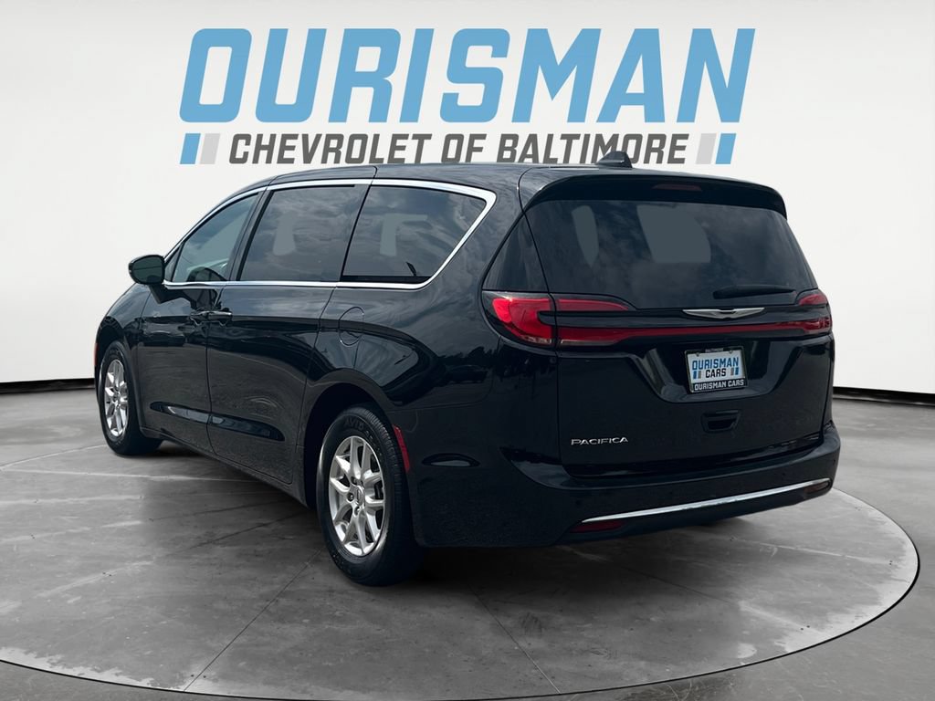 Used 2025 Chrysler Pacifica Select FWD image 4