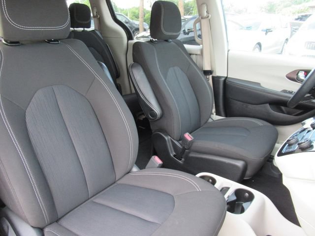 Certified 2023 Chrysler Voyager LX FWD image 9