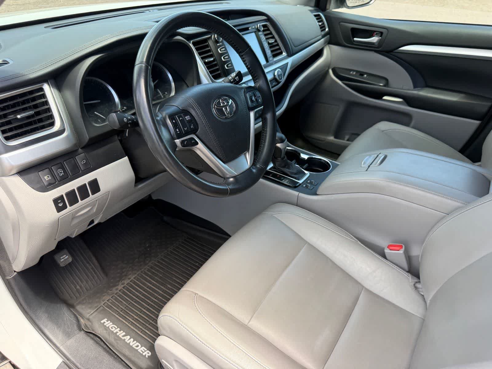 Used 2017 Toyota Highlander XLE AWD/4WD image 16