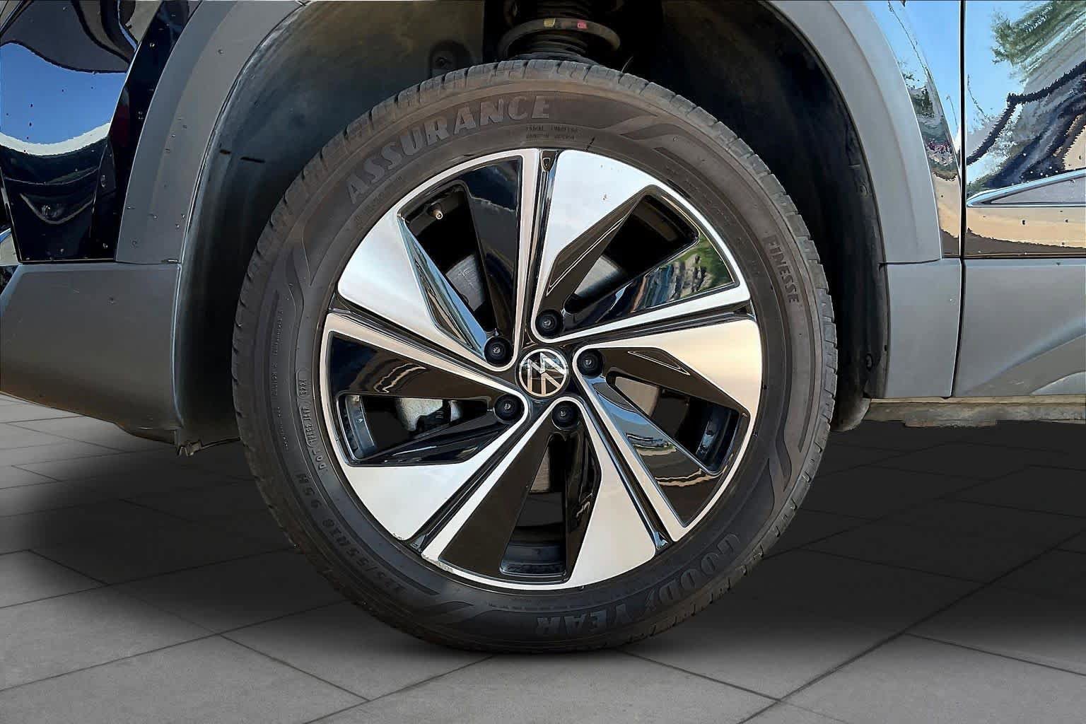 Used 2025 Volkswagen Taos SE AWD/4WD image 12