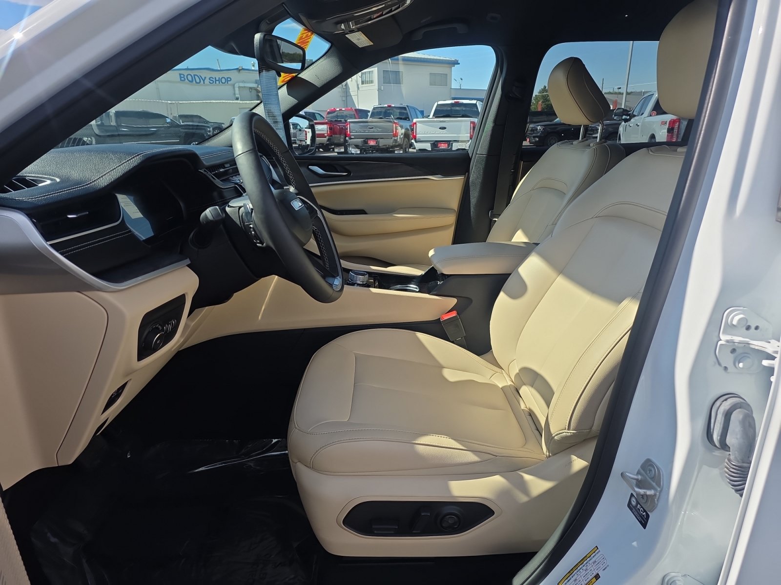 Used 2023 Jeep Grand Cherokee L Limited AWD/4WD image 19