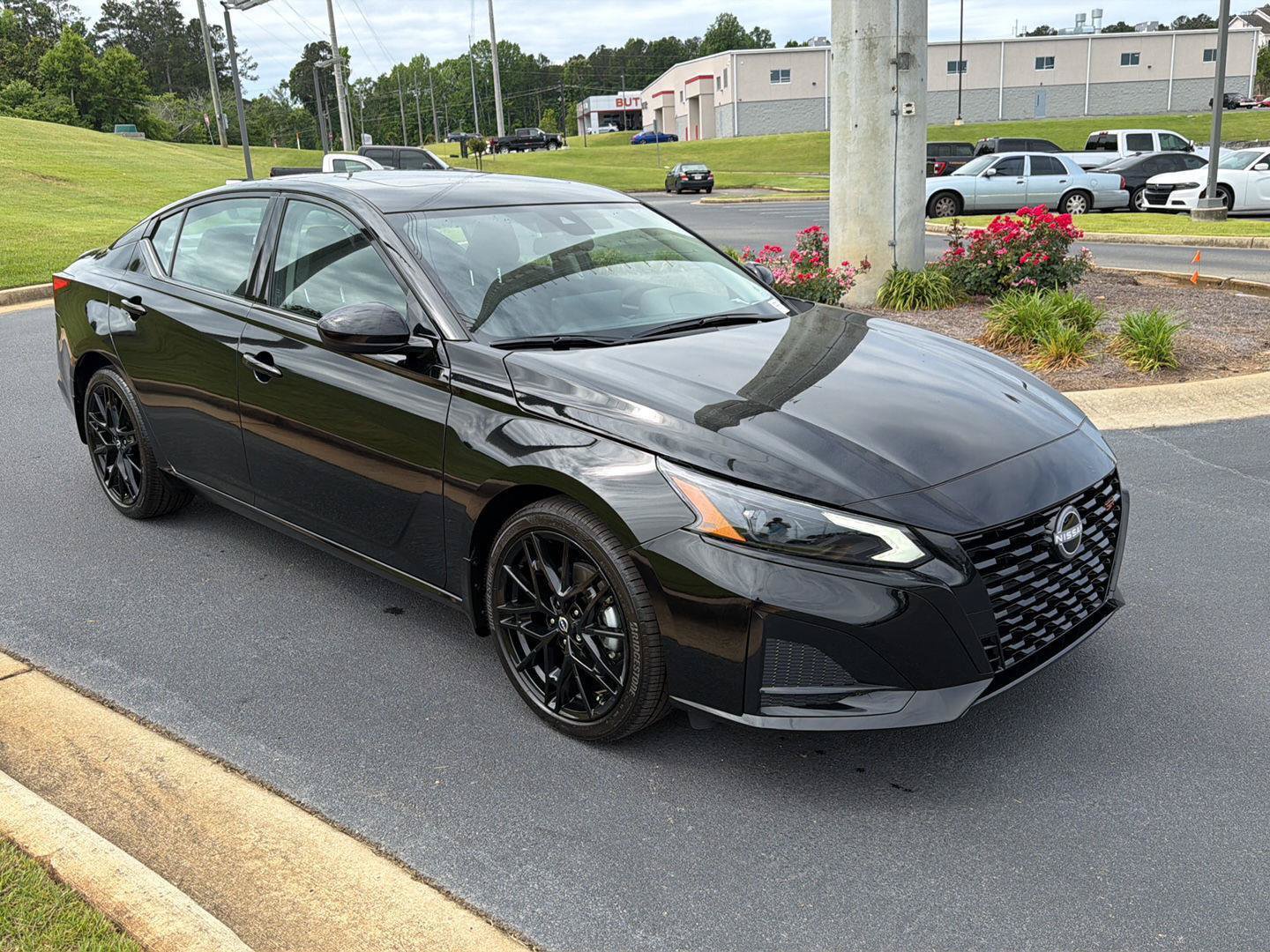 New 2026 Nissan Altima 2.5 SR w/ SR Midnight Edition Package FWD image 8