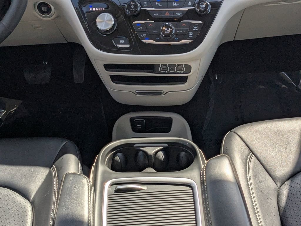 Used 2024 Chrysler Pacifica Touring-L image 18