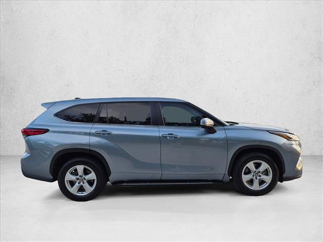 Used 2023 Toyota Highlander LE FWD image 4