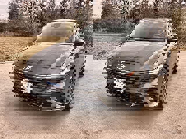 Used 2025 Hyundai Elantra Sport image 2