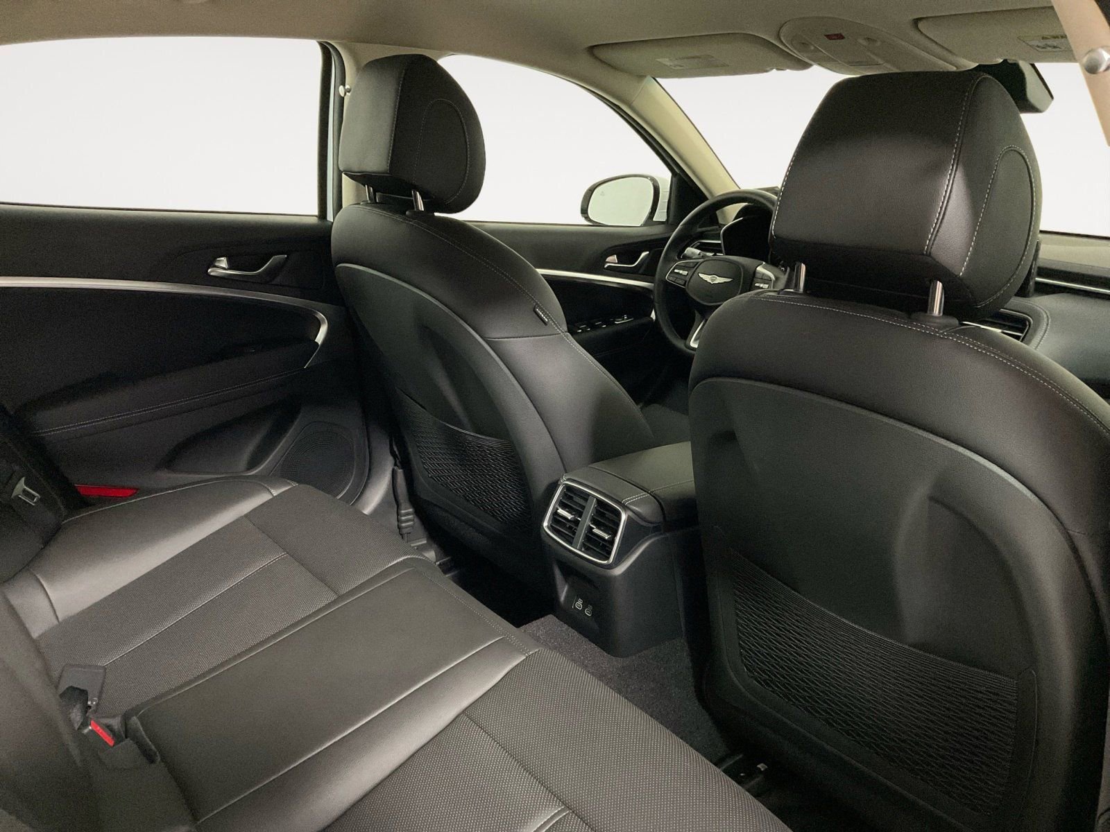 Used 2025 Genesis G70 2.5T image 14