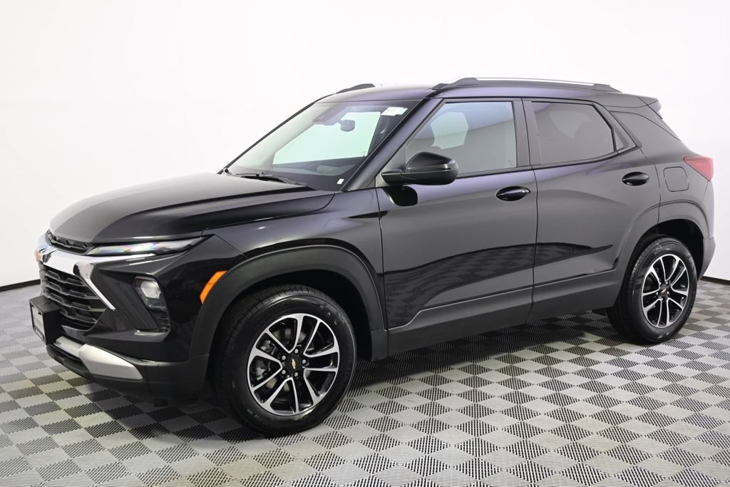 Used 2025 Chevrolet TrailBlazer LT AWD/4WD image 2