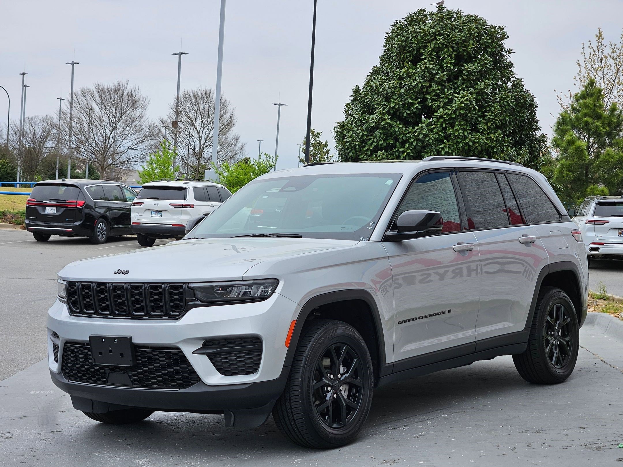 Used 2024 Jeep Grand Cherokee Altitude AWD/4WD image 3